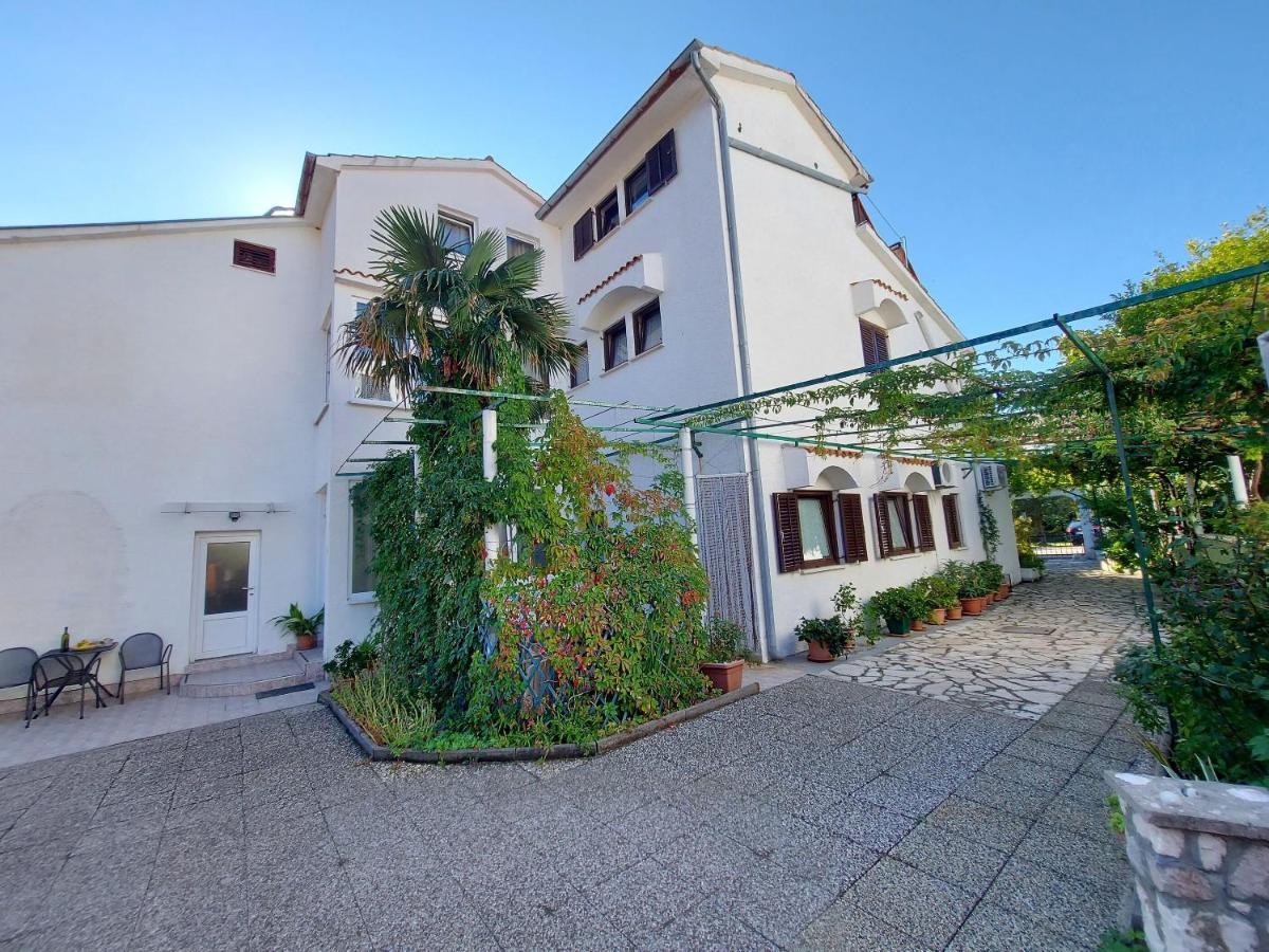 Apartments Fam Tomasic Baška Eksteriør bilde
